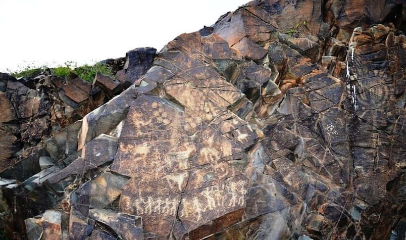 Tanbaly Gorge: Ancient Petroglyphs UNESCO Site Day Tour - Guides who can actually explain what you see